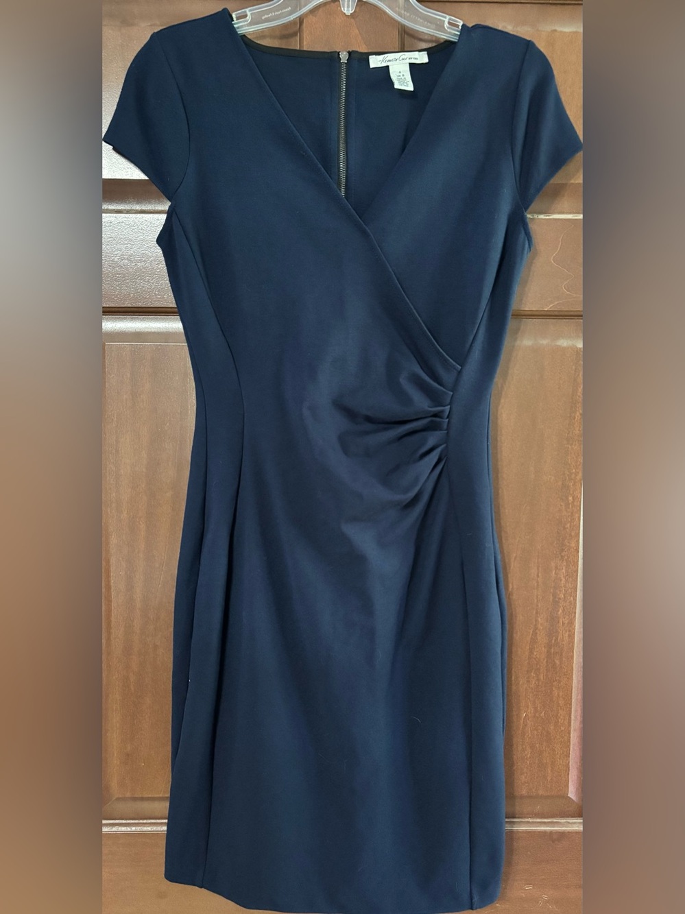 Gorgeous Kenneth Cole cap sleeve dress size 4 navy blue